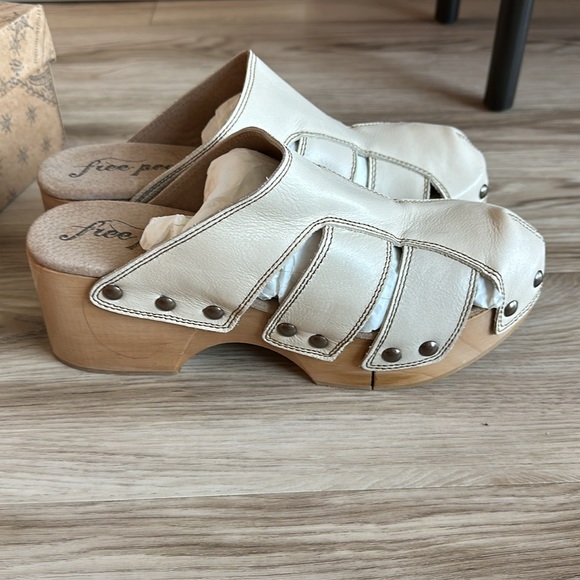 Free People Libra clogs- after glow - Picture 3 of 4